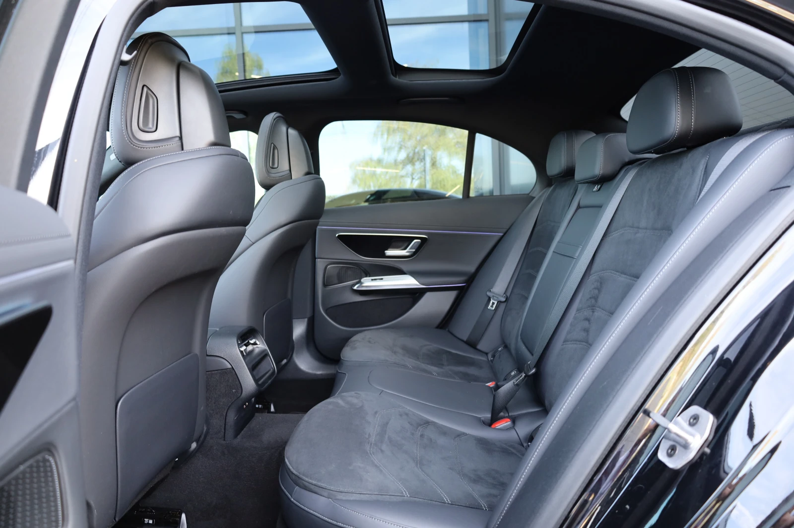 Mercedes-Benz E 220 NEW MODEL* AMG LINE* PANO* , снимка 16 - Автомобили и джипове - 55741465