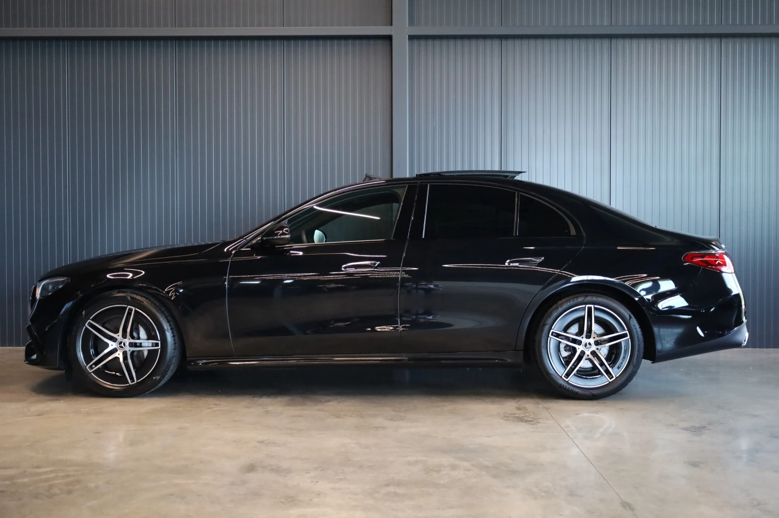 Mercedes-Benz E 220 NEW MODEL* AMG LINE* PANO* , снимка 3 - Автомобили и джипове - 55741465