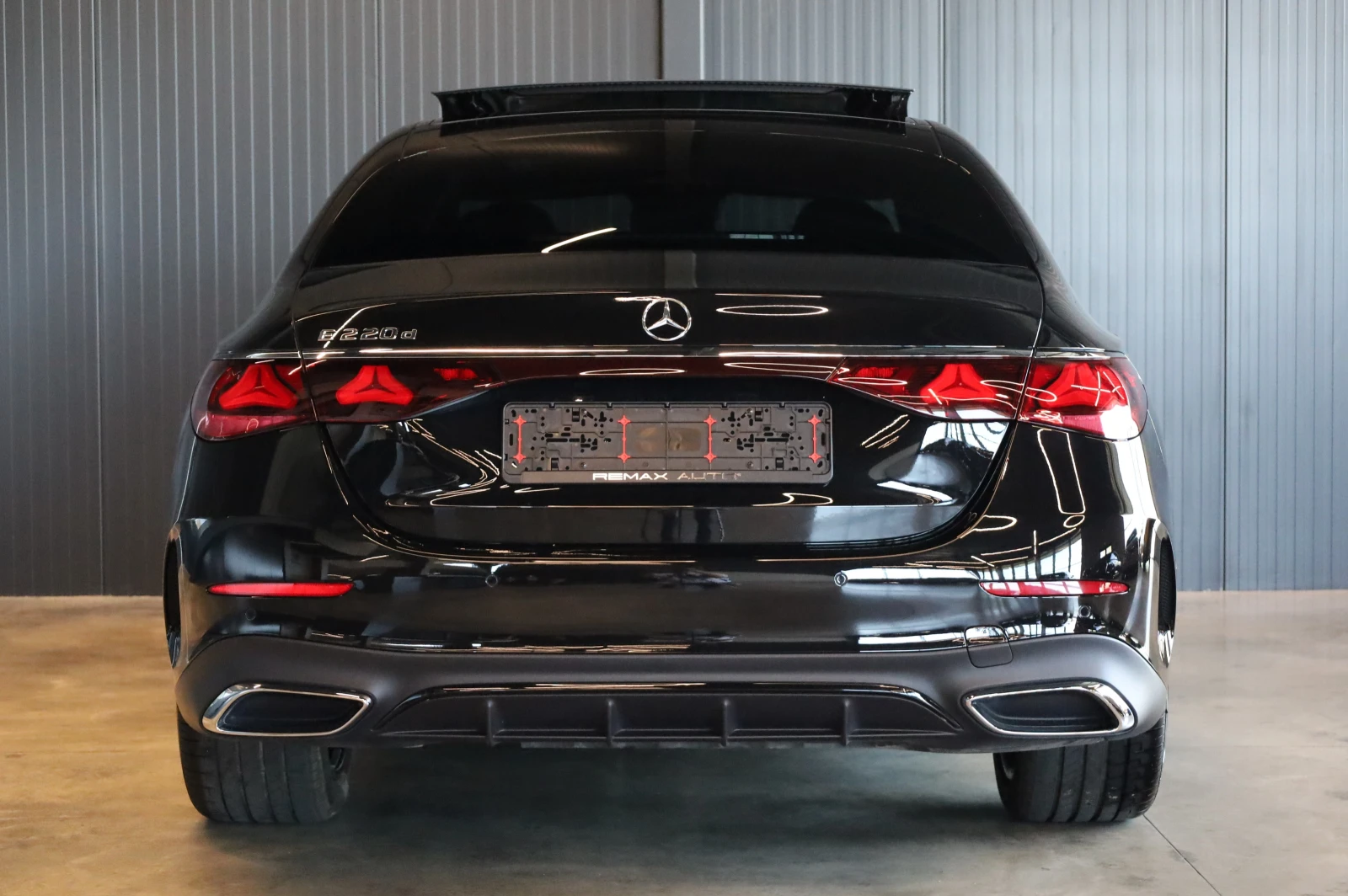 Mercedes-Benz E 220 NEW MODEL* AMG LINE* PANO* , снимка 7 - Автомобили и джипове - 55741465