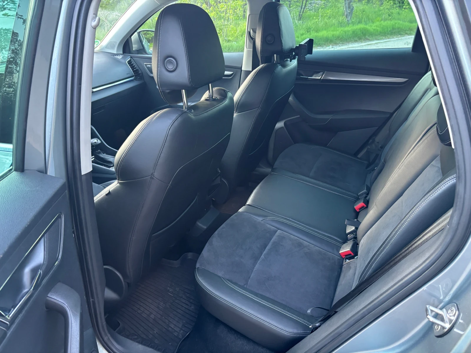 Skoda Karoq 2.0-TDI Style 4x4/Keyless/LED/ОБСЛУЖЕНА!, снимка 13 - Автомобили и джипове - 52877469