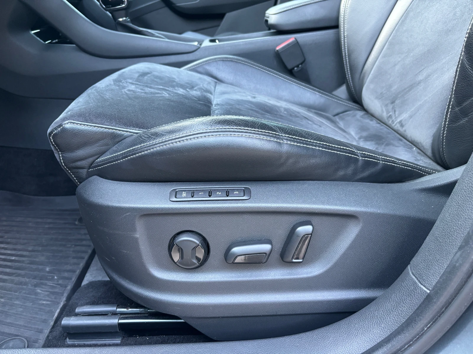 Skoda Karoq 2.0-TDI Style 4x4/Keyless/LED/ОБСЛУЖЕНА!, снимка 12 - Автомобили и джипове - 52877469