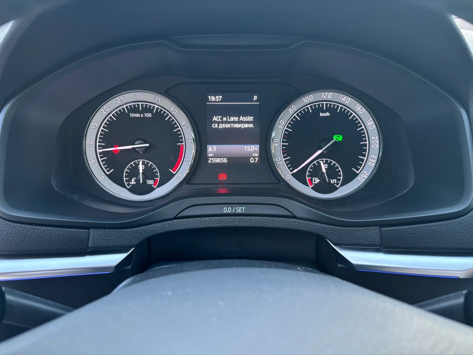 Skoda Karoq 2.0-TDI Style 4x4/Keyless/LED/ОБСЛУЖЕНА!, снимка 11 - Автомобили и джипове - 52877469