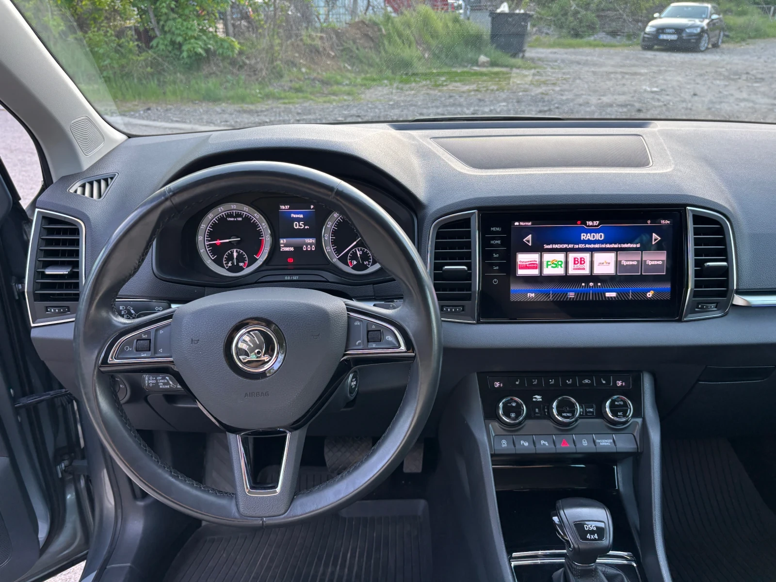 Skoda Karoq 2.0-TDI Style 4x4/Keyless/LED/ОБСЛУЖЕНА!, снимка 10 - Автомобили и джипове - 52877469