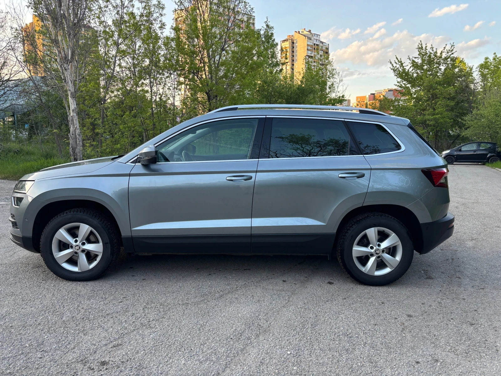 Skoda Karoq 2.0-TDI Style 4x4/Keyless/LED/ОБСЛУЖЕНА!, снимка 8 - Автомобили и джипове - 52877469