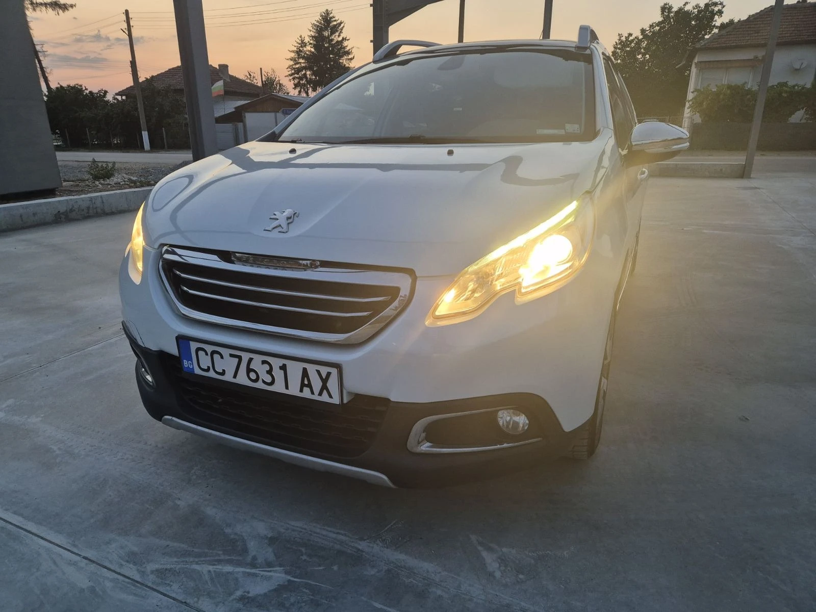 Peugeot 2008 1.6 E HDI AVTOMAT, БЯЛА ПЕРЛА , ПАНОРАМА - изображение 2