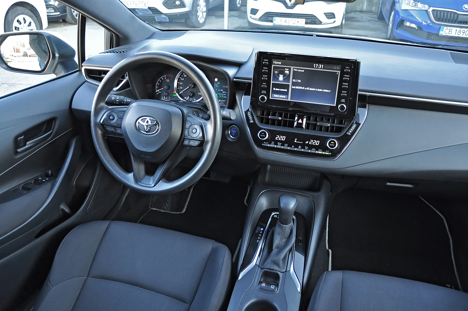 Toyota Corolla 1.8 hybrid Гаранционен! - изображение 9
