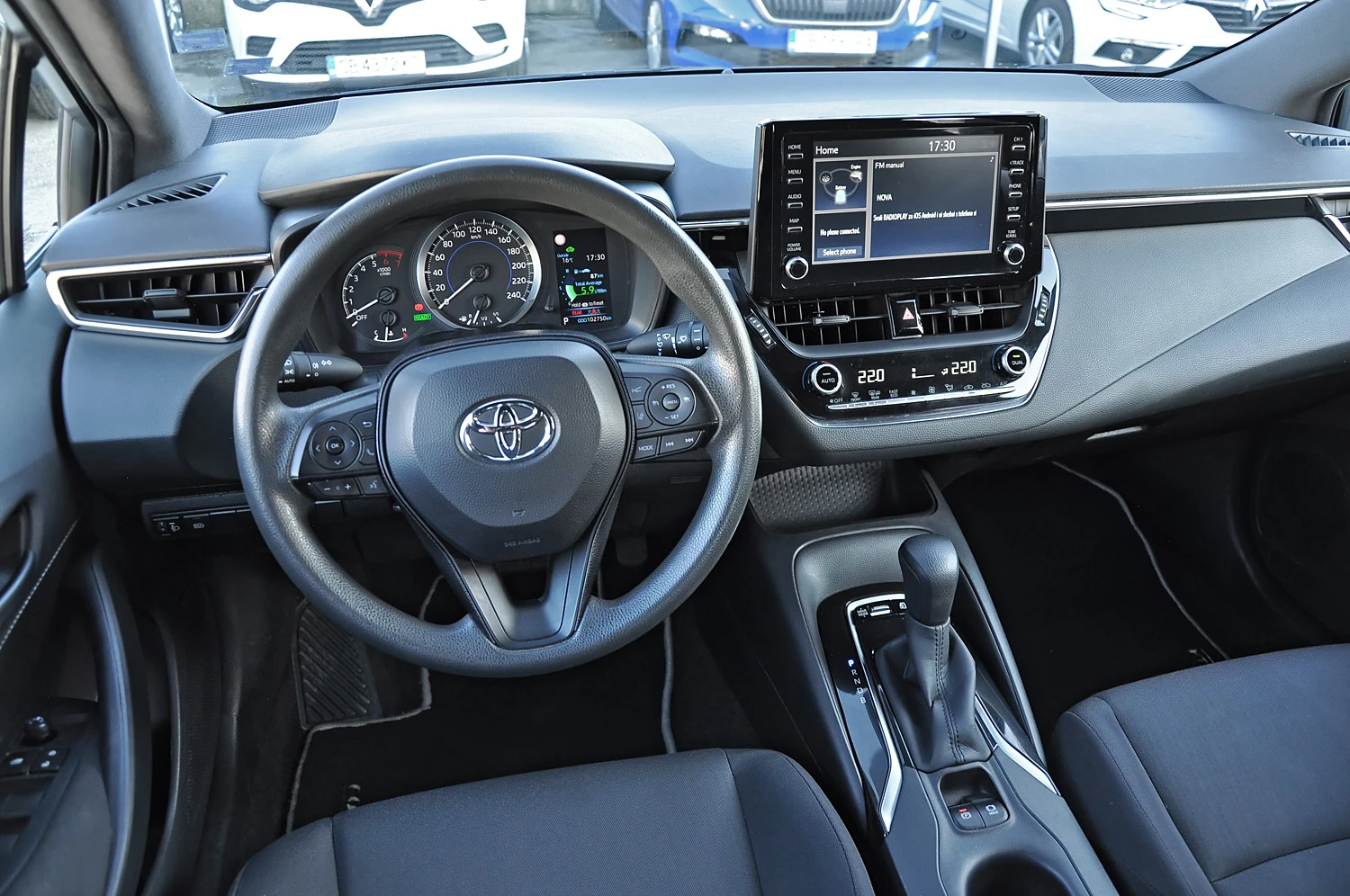Toyota Corolla 1.8 hybrid Гаранционен! - изображение 8
