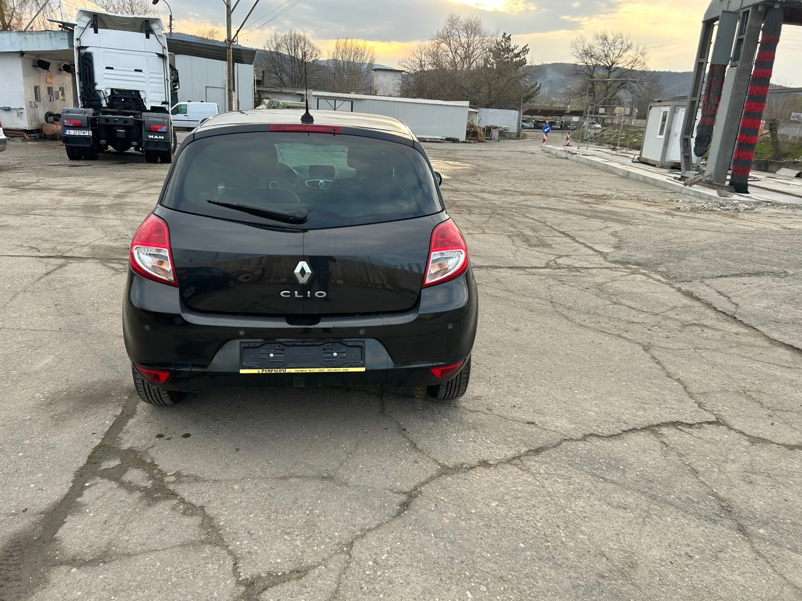 Renault Clio 1.2i навигация всички екстри , снимка 6 - Автомобили и джипове - 53770637