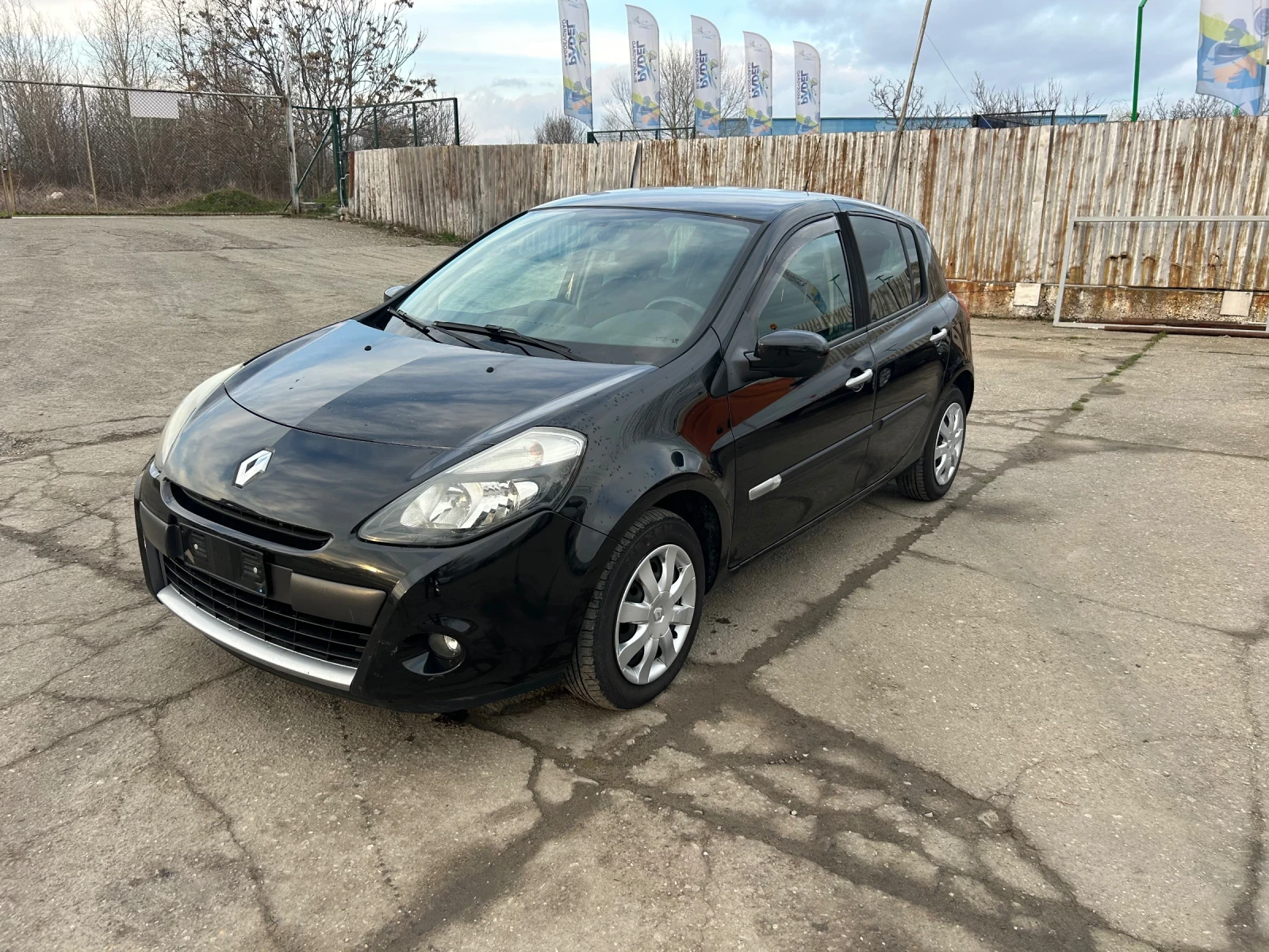 Renault Clio 1.2i навигация всички екстри , снимка 2 - Автомобили и джипове - 53770637