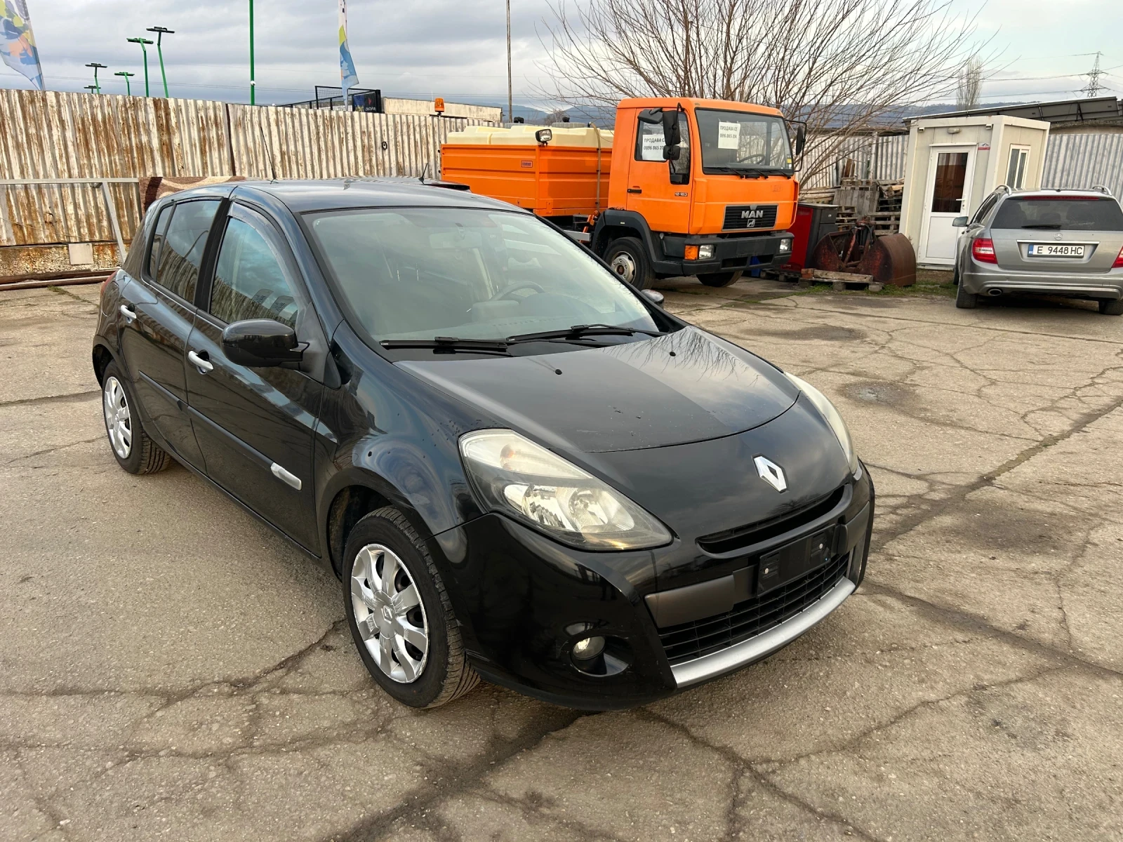 Renault Clio 1.2i навигация всички екстри , снимка 3 - Автомобили и джипове - 53770637