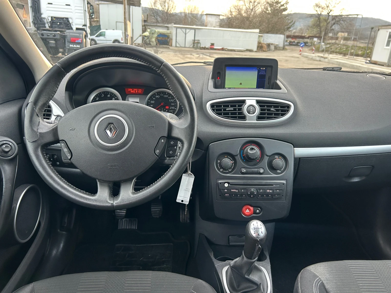 Renault Clio 1.2i навигация всички екстри , снимка 9 - Автомобили и джипове - 53770637