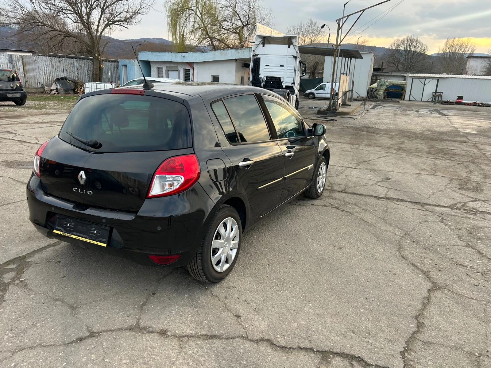 Renault Clio 1.2i навигация всички екстри , снимка 7 - Автомобили и джипове - 53770637