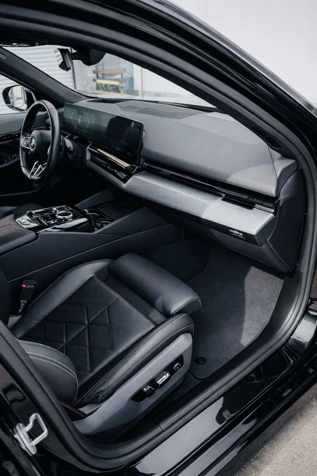 BMW 520 M-Sport PRO.Гаранция.Head- Up/ICONIC/NightVision/, снимка 6 - Автомобили и джипове - 55634752