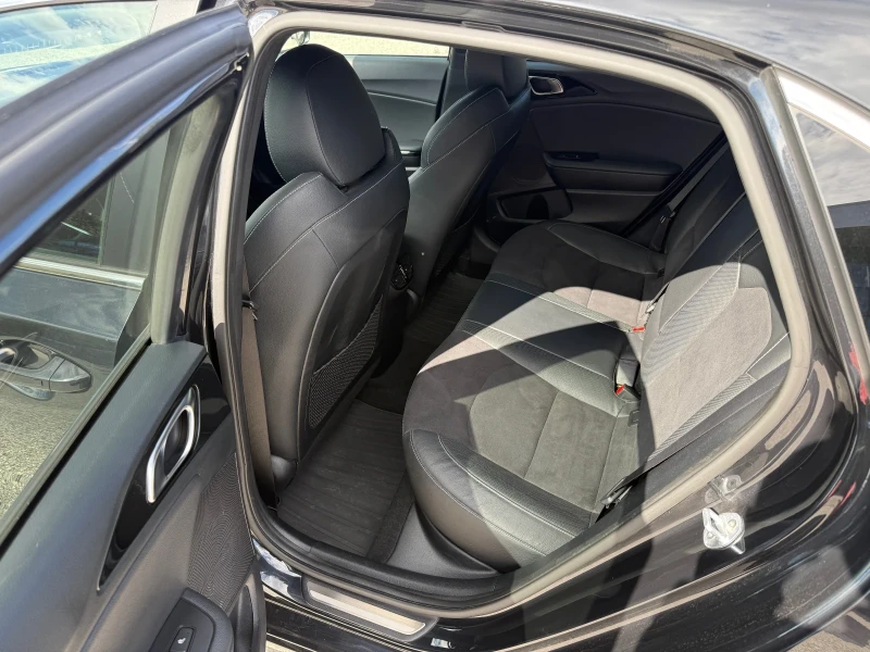 Kia Ceed 1.6 GT Line, снимка 8 - Автомобили и джипове - 52078027