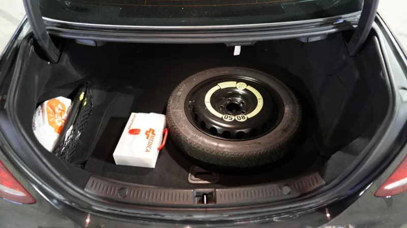 Mercedes-Benz E 220 4MATIC , снимка 13 - Автомобили и джипове - 53264958