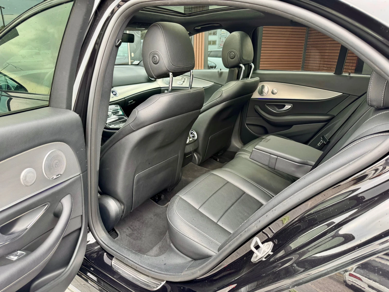 Mercedes-Benz E 220 Facelift* AMG 6.3* BURMESTER* Digital* Лизинг, снимка 8 - Автомобили и джипове - 54498959