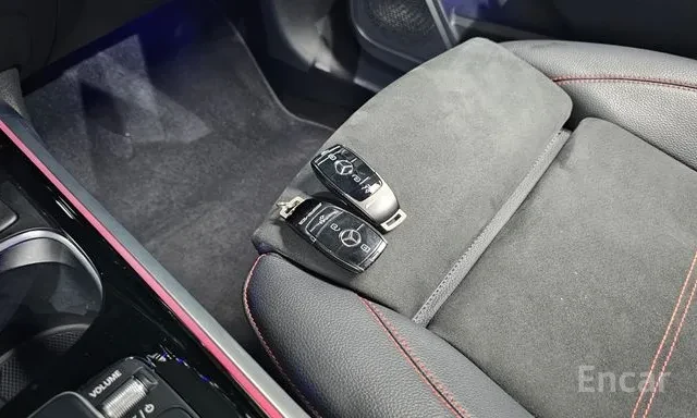 Mercedes-Benz GLB35AMG 4M* ПОДГРЕВ* DISTR* AMBIENT* DIGITAL* PANO* КАМ, снимка 14 - Автомобили и джипове - 55742650