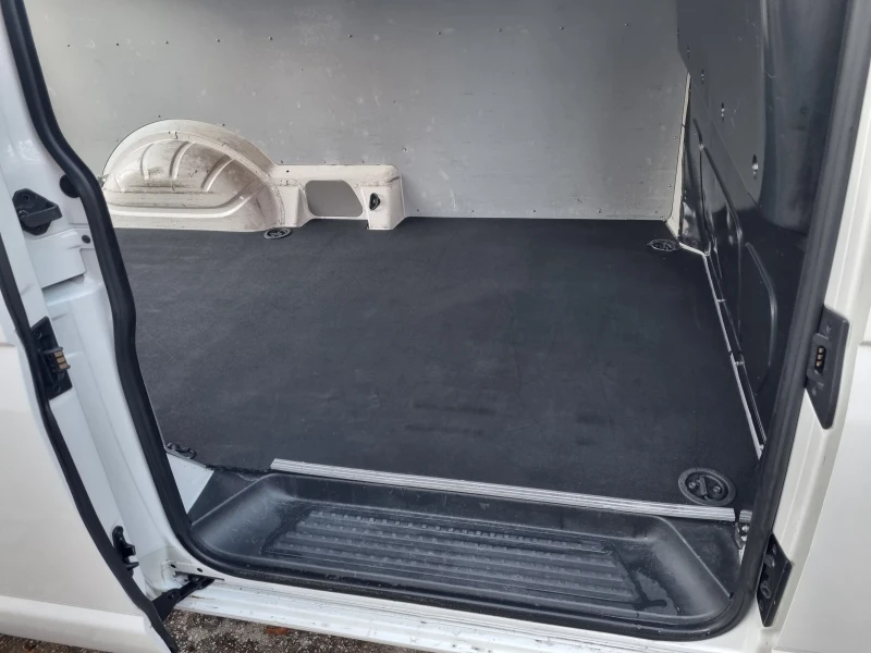 VW Transporter 2.0 TDI* ОХЛАЖДАЩА СИСТЕМА* КЛИМА* ДЪЛГА БАЗА* 6ск, снимка 10 - Бусове и автобуси - 52699839