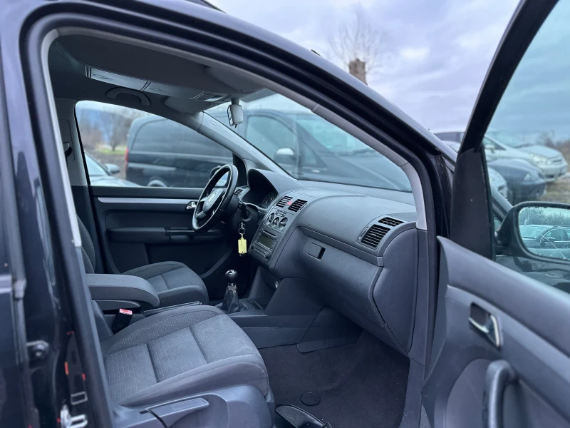 VW Touran 7-места, снимка 13 - Автомобили и джипове - 52896571