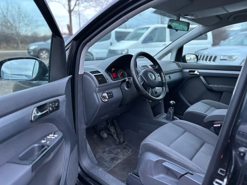 VW Touran 7-места, снимка 8 - Автомобили и джипове - 52896571