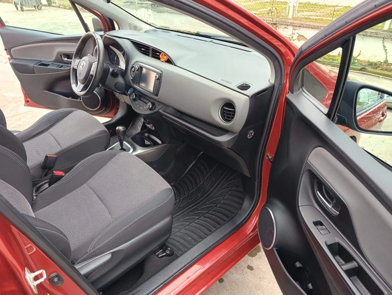 Toyota Yaris Hybrid , снимка 11 - Автомобили и джипове - 53275192