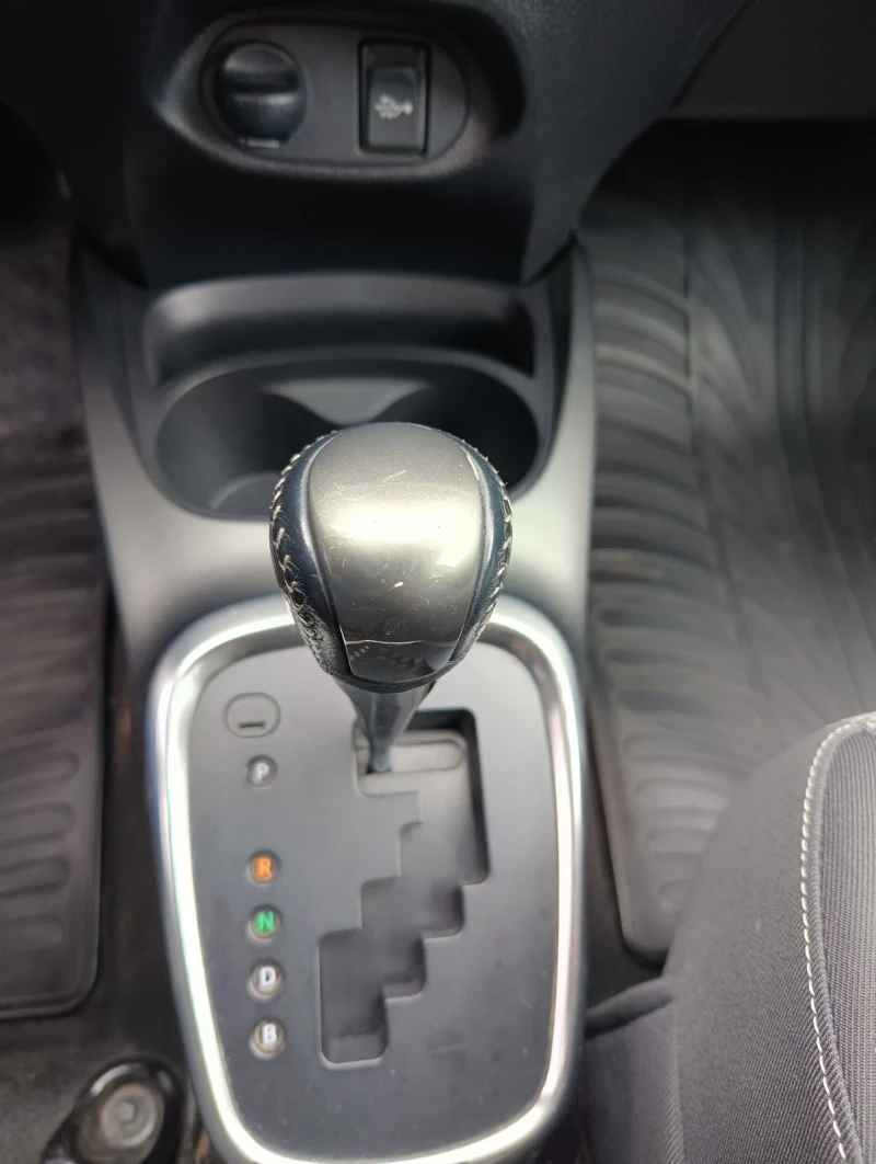 Toyota Yaris Hybrid , снимка 14 - Автомобили и джипове - 53275192