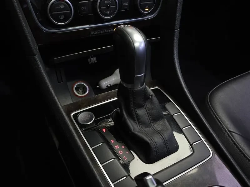 VW Passat 2.0 TDI, снимка 9 - Автомобили и джипове - 54298576