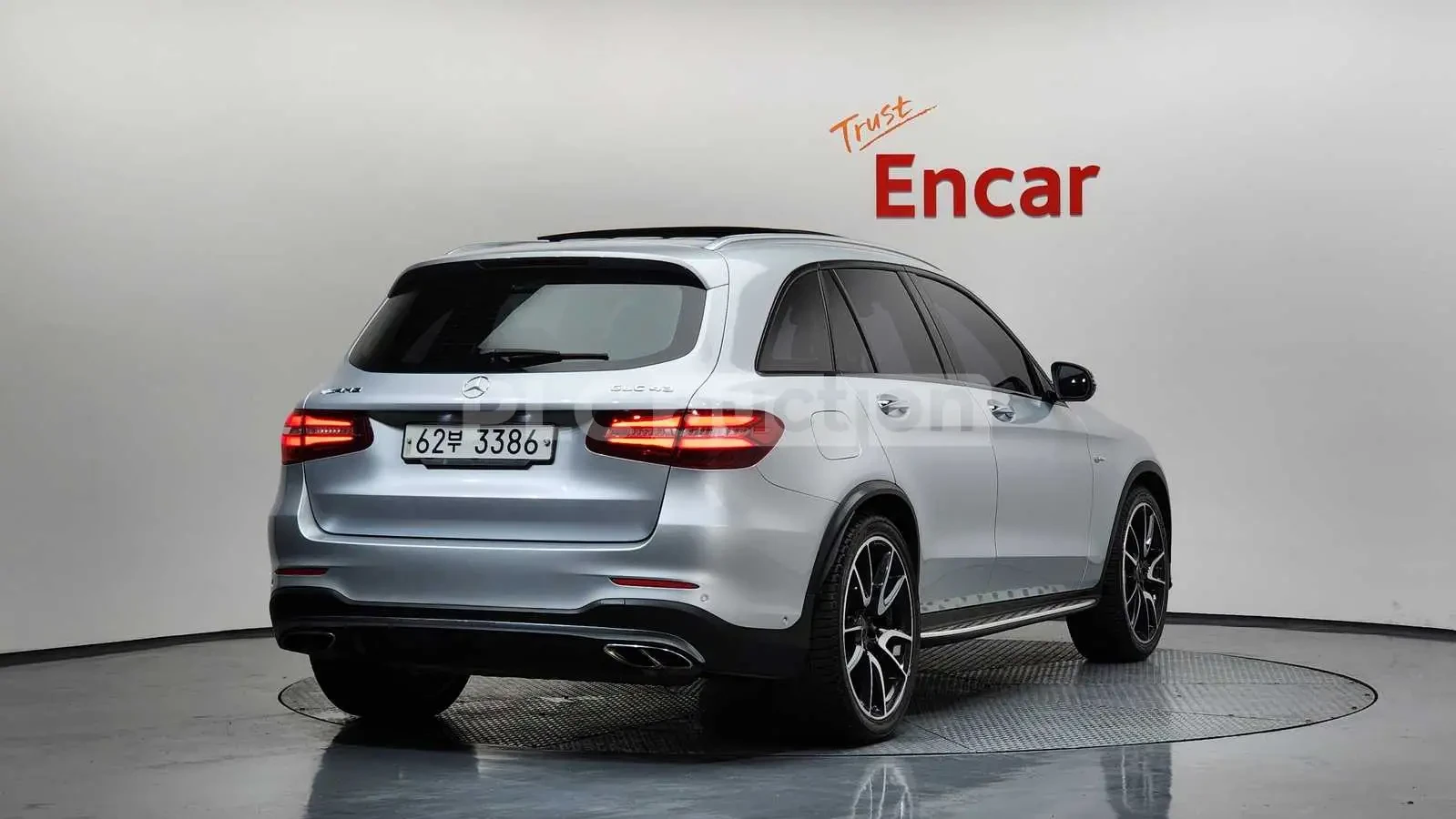 Mercedes-Benz GLC 43 AMG ALCANTARA* HEAD-UP* KEYLESS GO* LANE ASSIST* BURMA, снимка 3 - Автомобили и джипове - 53965955