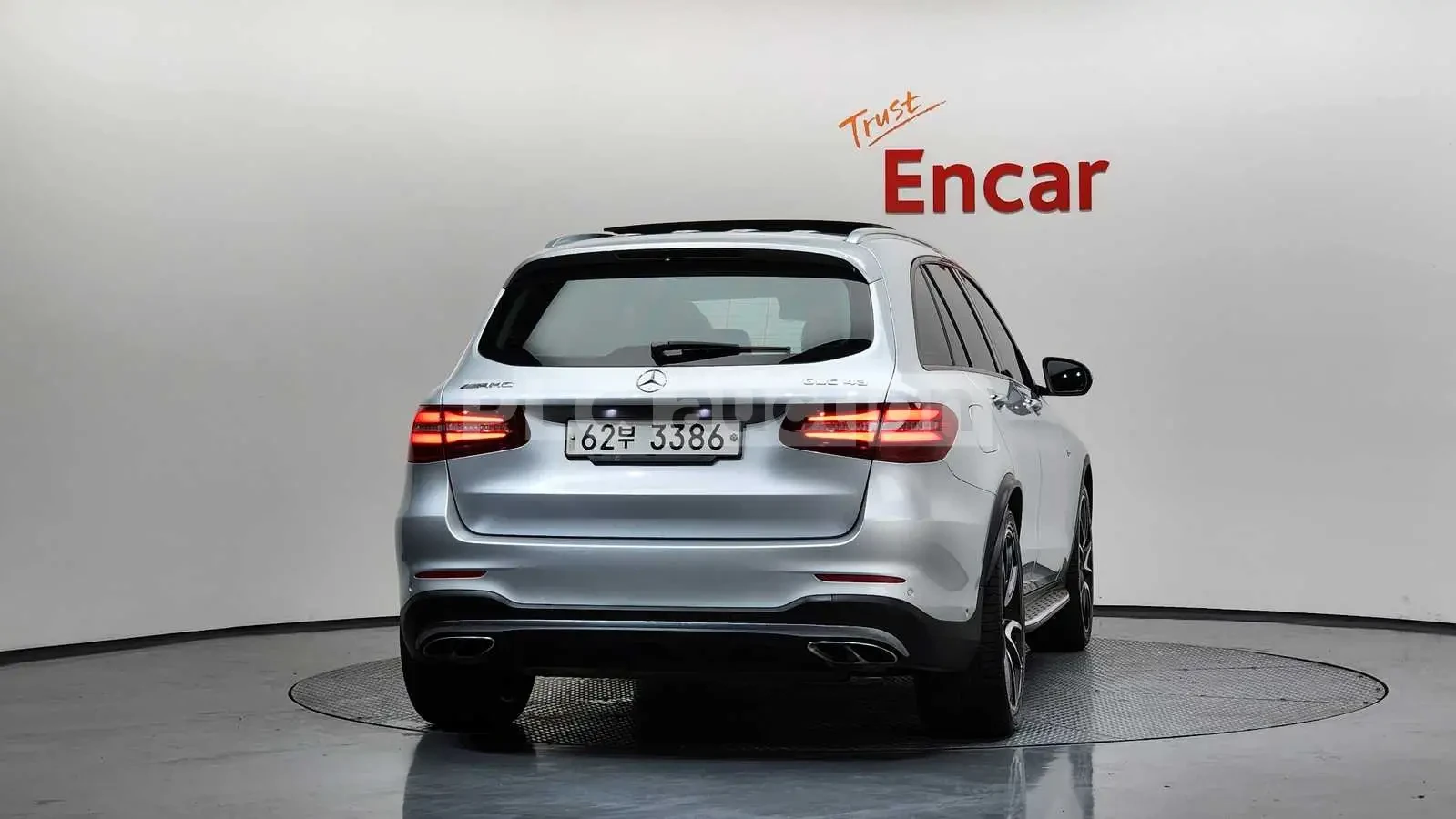 Mercedes-Benz GLC 43 AMG ALCANTARA* HEAD-UP* KEYLESS GO* LANE ASSIST* BURMA, снимка 4 - Автомобили и джипове - 53965955
