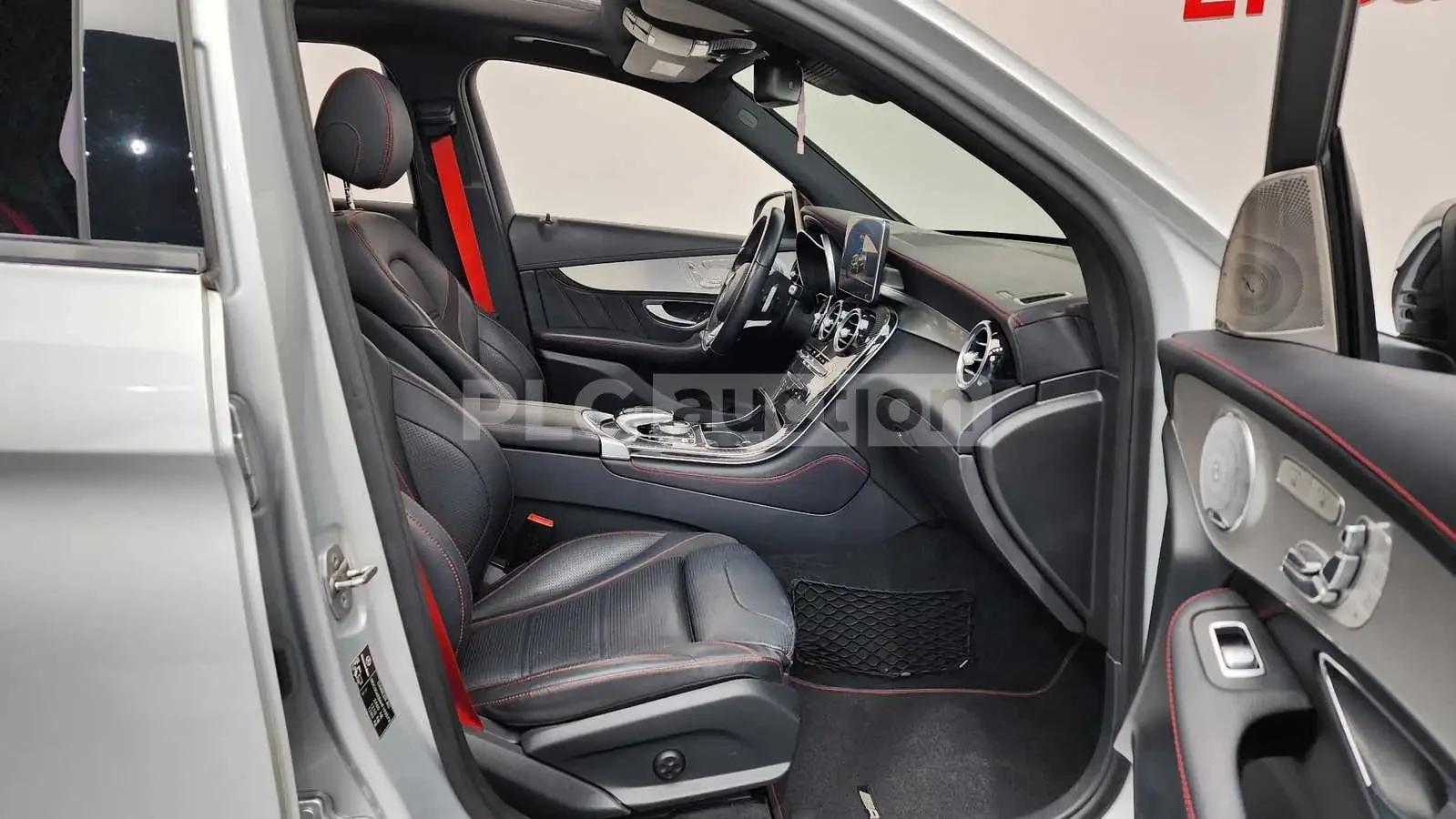 Mercedes-Benz GLC 43 AMG ALCANTARA* HEAD-UP* KEYLESS GO* LANE ASSIST* BURMA, снимка 12 - Автомобили и джипове - 53965955