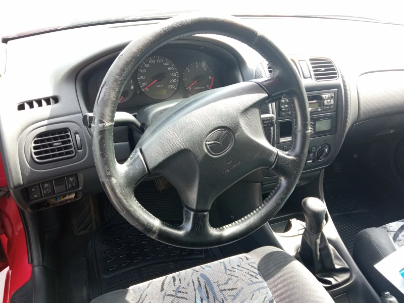 Mazda 323, снимка 11 - Автомобили и джипове - 47972491