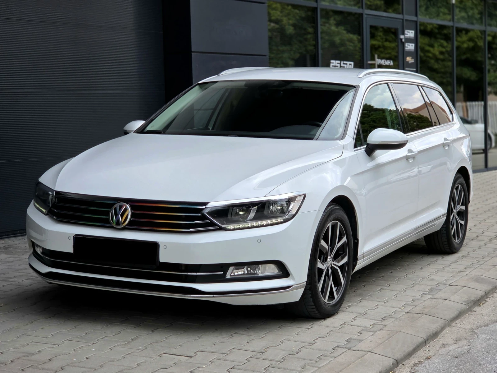 VW Passat 2.0TDI DSG Highline * Digital * Full LED* Distroni, снимка 3 - Автомобили и джипове - 55397573