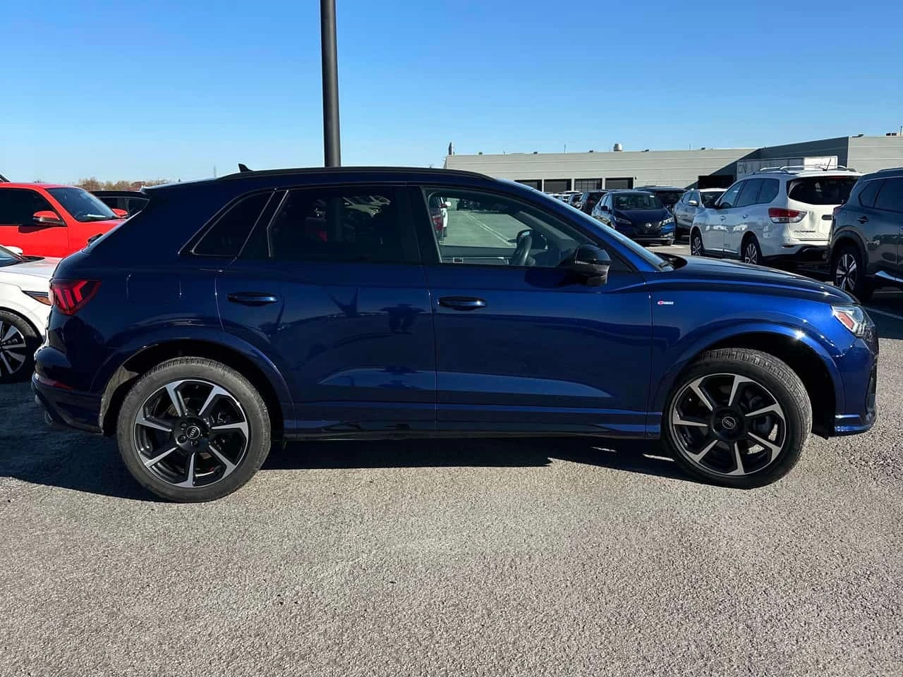 Audi Q3 Technik Black Optic / 360 / Distronic /B&O /, снимка 3 - Автомобили и джипове - 56575375