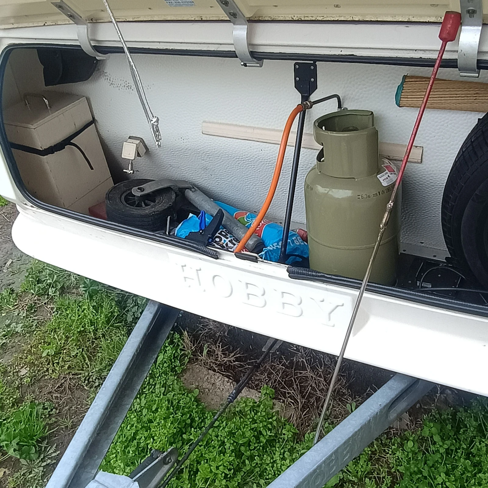 Каравана Hobby 495, снимка 2 - Каравани и кемпери - 54014974