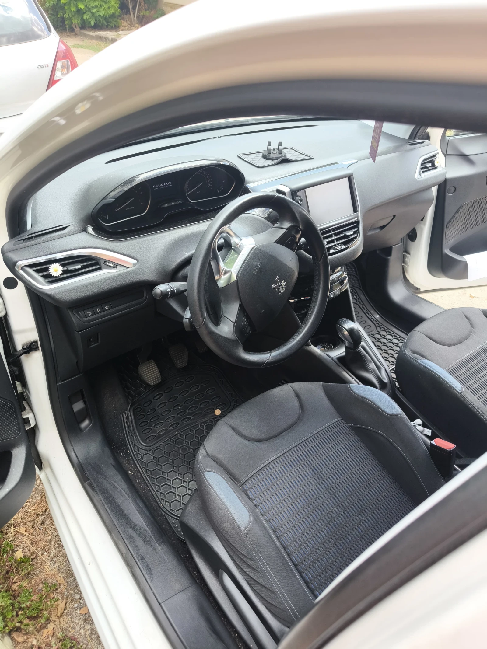 Peugeot 208, снимка 9 - Автомобили и джипове - 54400687