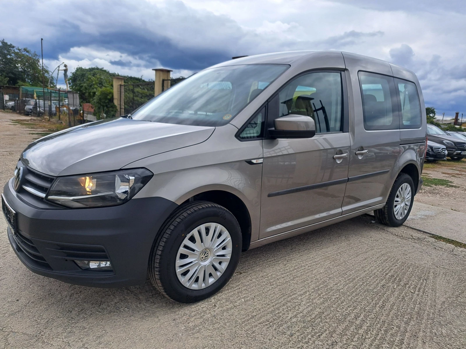 VW Caddy 2.0 D 7места, снимка 4 - Автомобили и джипове - 56264316