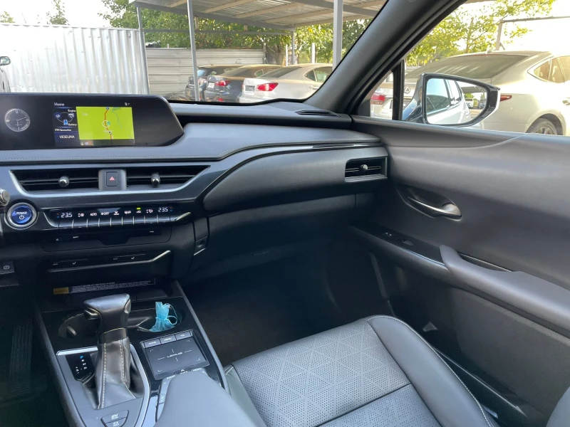 Lexus UX 250h 4x4/HUD/BSM/Relax+ HHC, снимка 12 - Автомобили и джипове - 51682163