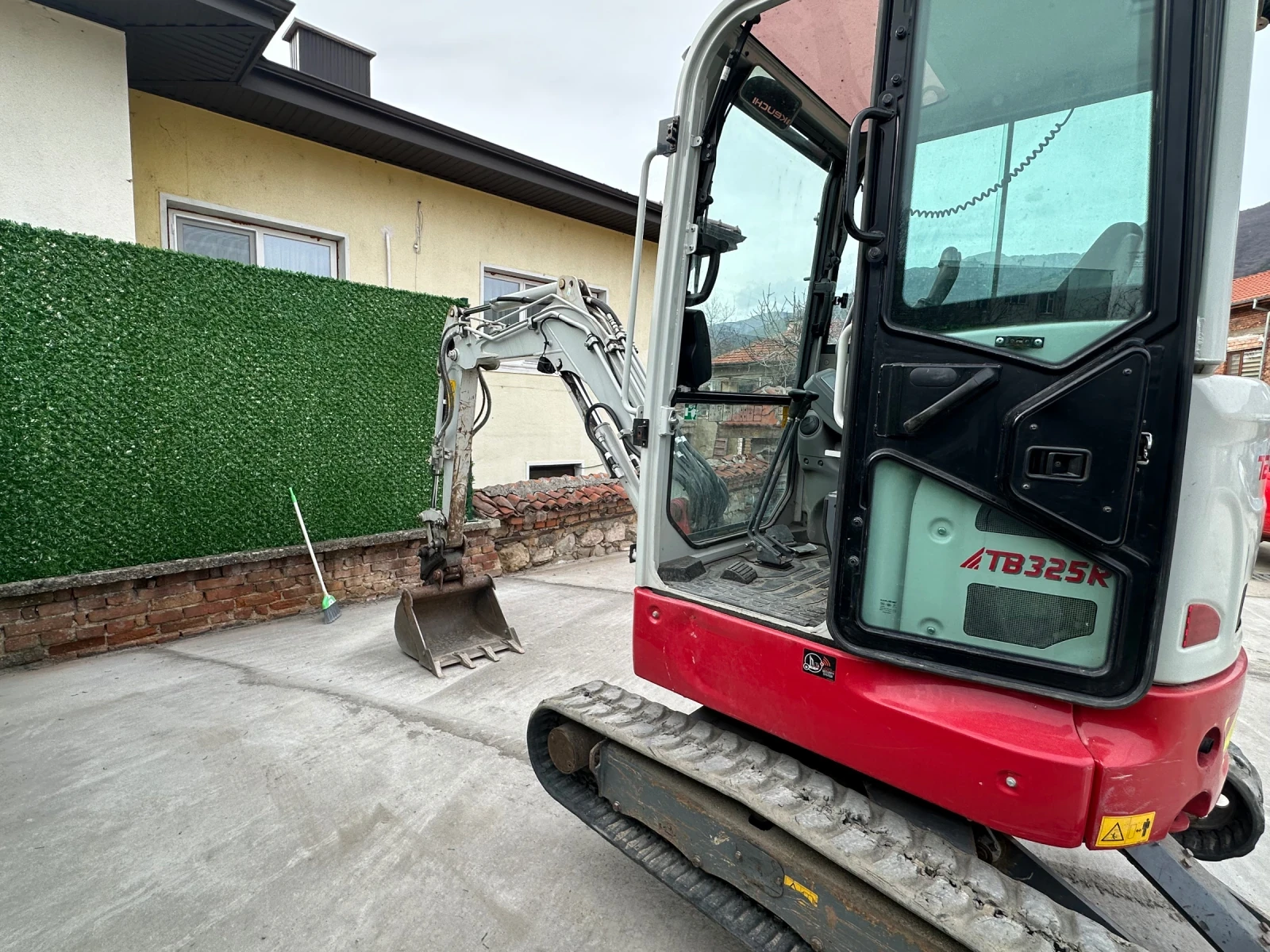 Багер Takeuchi TB325R - изображение 8
