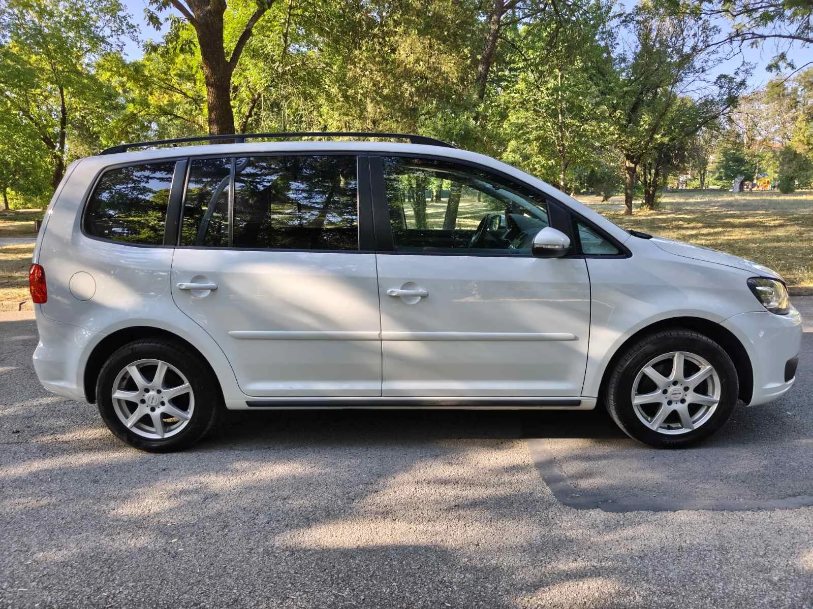 VW Touran 2015г, LED, Ксенон, камера за задно, навигация , снимка 4 - Автомобили и джипове - 51215607