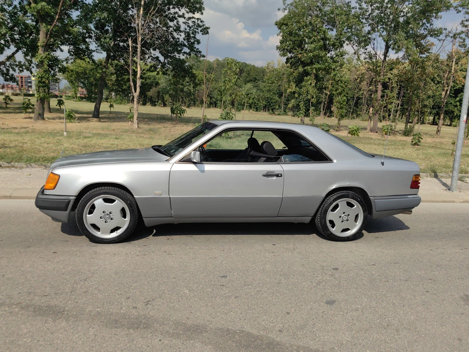 Mercedes-Benz 124 E200 coupe 136кс 1996г, снимка 2 - Автомобили и джипове - 55590562