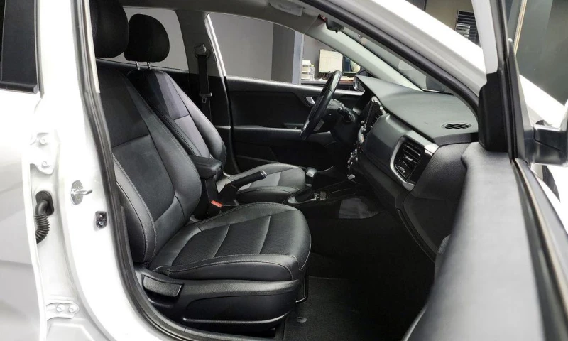 Kia Stonic 1.4 Trendy * НАЙ-ДОБРА ЦЕНА В БЪЛГАРИЯ* , снимка 11 - Автомобили и джипове - 52112624