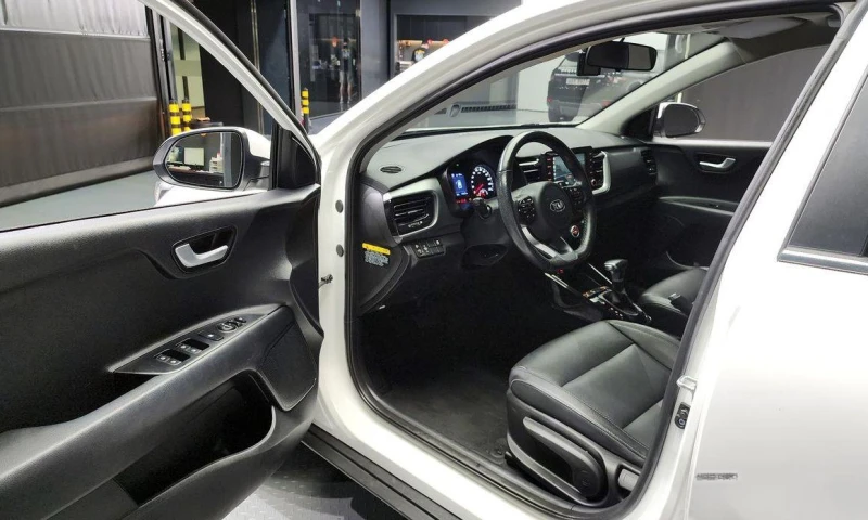 Kia Stonic 1.4 Trendy * НАЙ-ДОБРА ЦЕНА В БЪЛГАРИЯ* , снимка 10 - Автомобили и джипове - 52112624