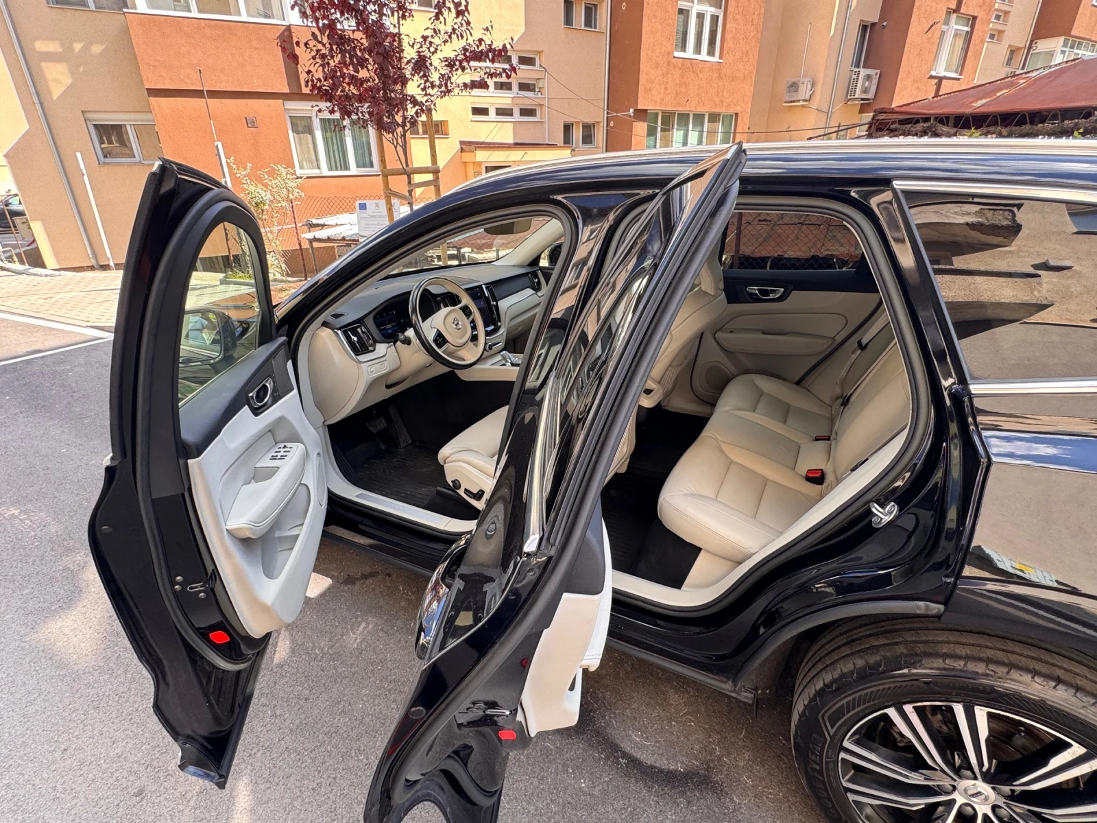 Volvo XC60 Inscription* 2.0D Hybrid 197к.с.* 4x4* Facelift, снимка 7 - Автомобили и джипове - 54502394