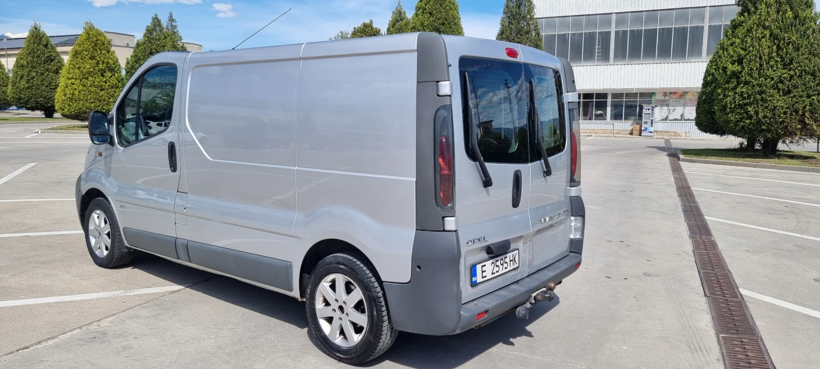 Opel Vivaro 2.5 CDTI ОБСЛУЖЕН/КЛИМАТИК/6СКОРОСТИ/НОВИ ГУМИ - изображение 4