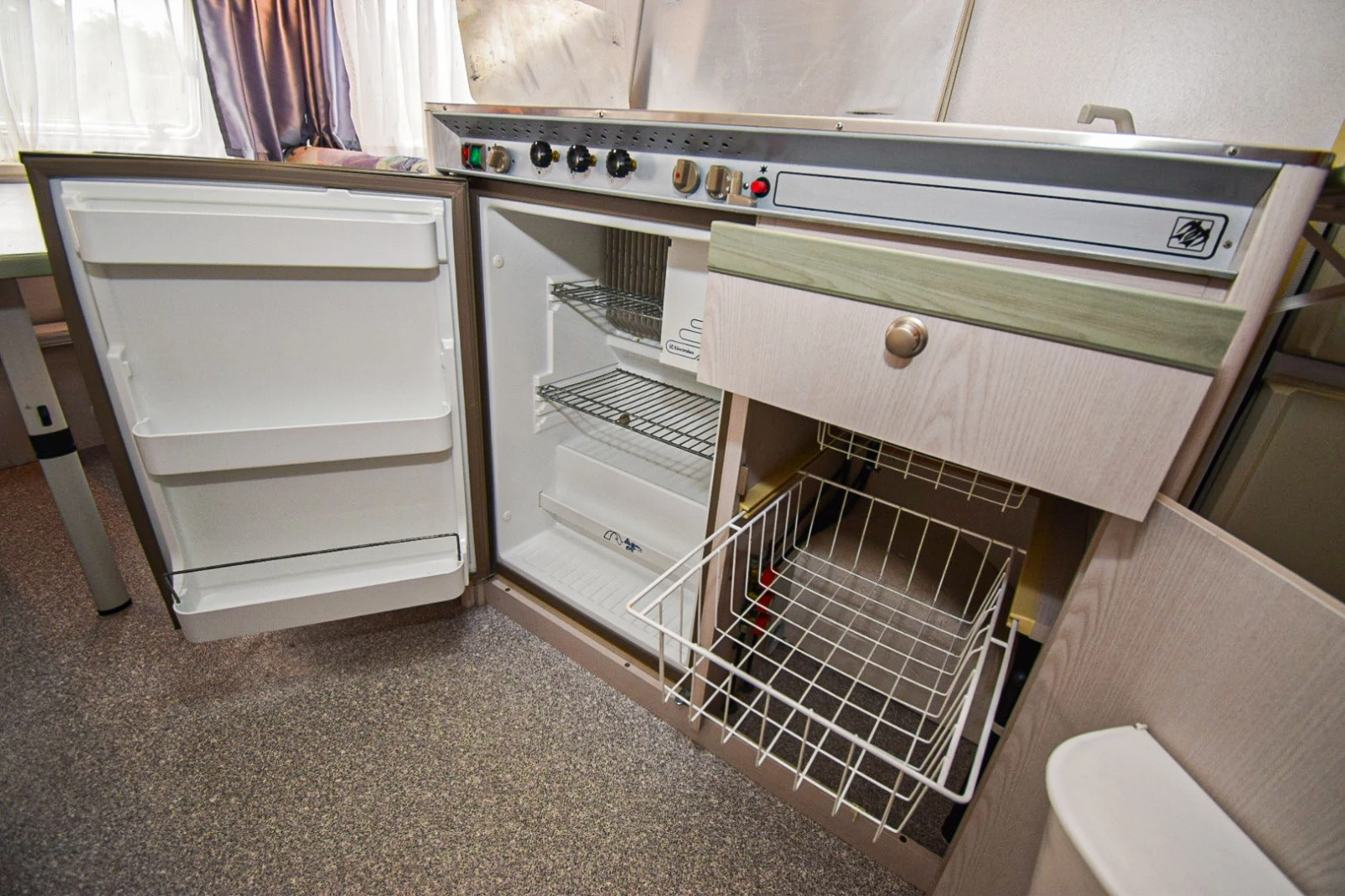 Каравана Knaus Sidewind 440+ форселт, снимка 11 - Каравани и кемпери - 54479274