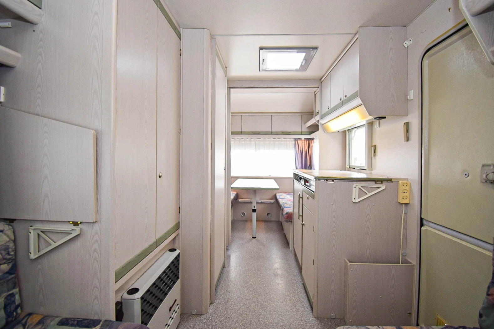 Каравана Knaus Sidewind 440+ форселт, снимка 6 - Каравани и кемпери - 54479274