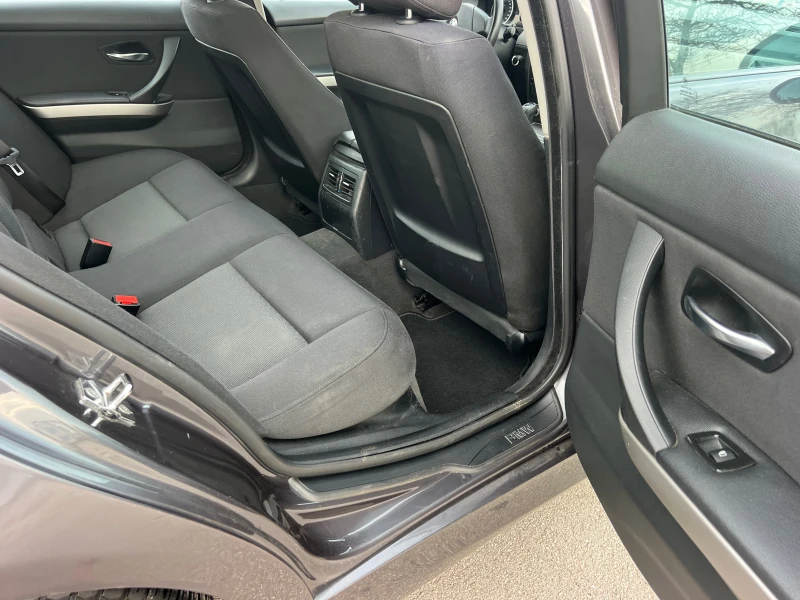 BMW 320 i XENON/NAVI/KAMERA/6sk/UNIKAT, снимка 17 - Автомобили и джипове - 52581140