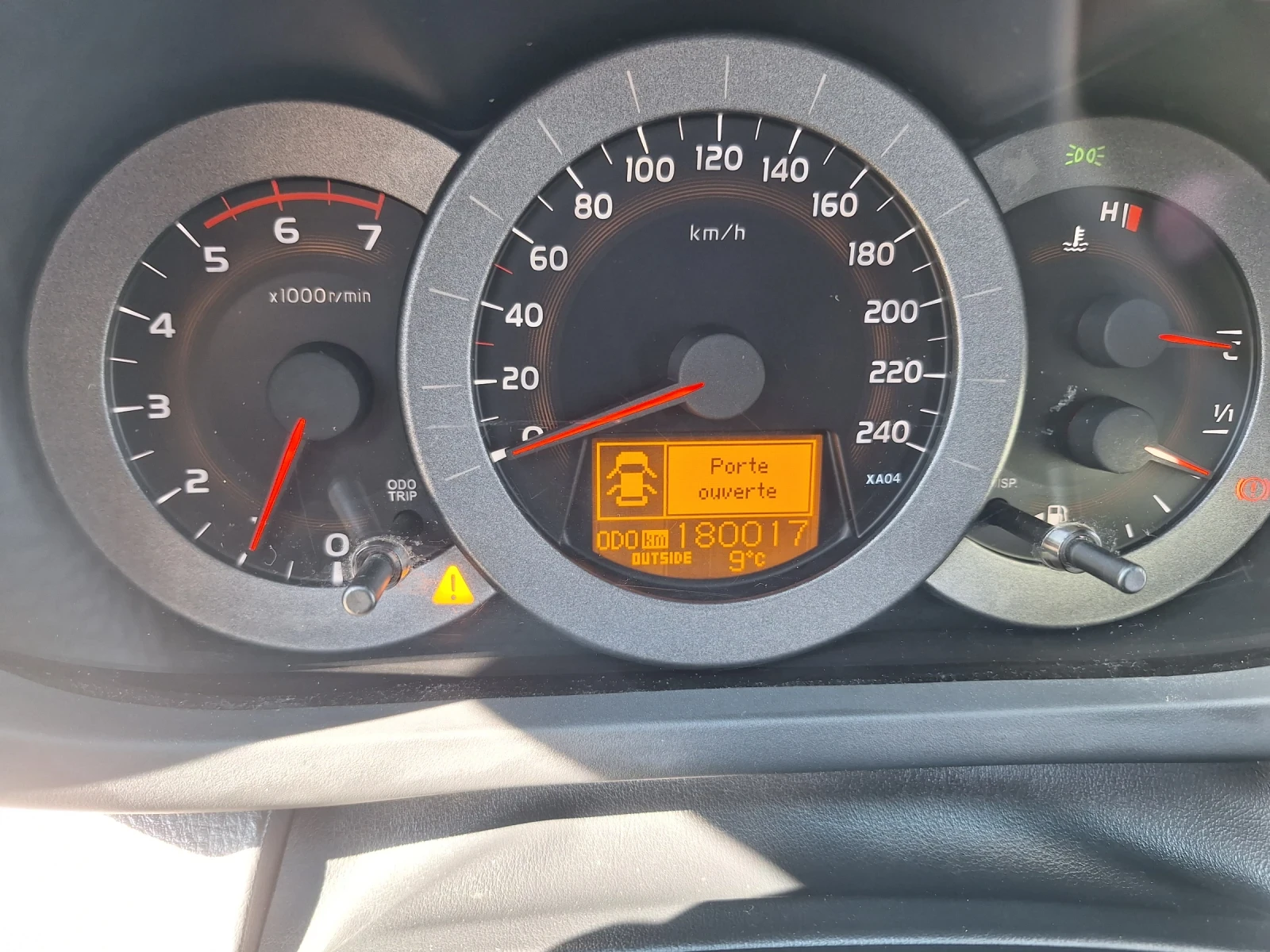 Toyota Rav4 2.2 D4D, снимка 13 - Автомобили и джипове - 53987803