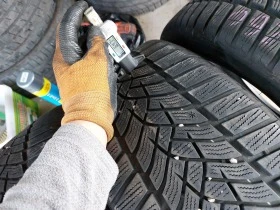 Гуми Зимни 235/40R18, снимка 4