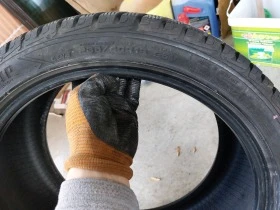 Гуми Зимни 235/40R18, снимка 8